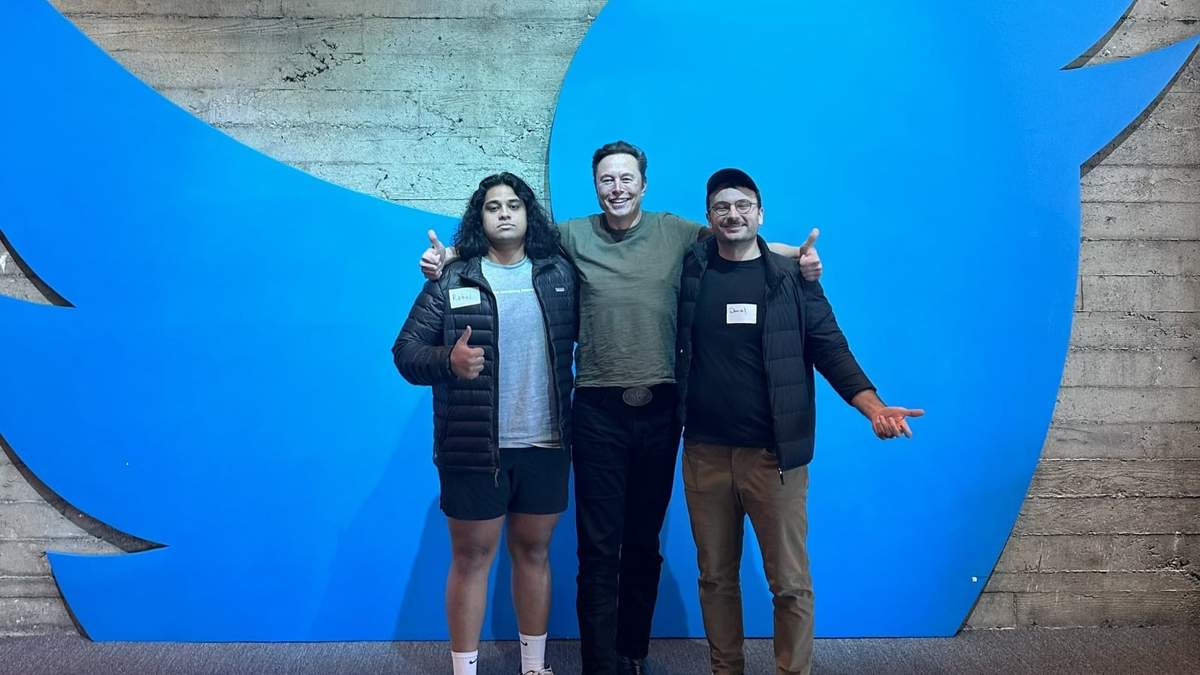 Al centro, el dueño de la red social