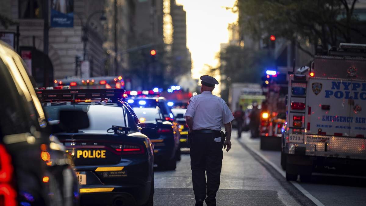 La escena en la calle 52 entre Park y Lexington Avenue, sitio en el que un oficial del Departamento de Policía de Nueva York resultó herido de bala