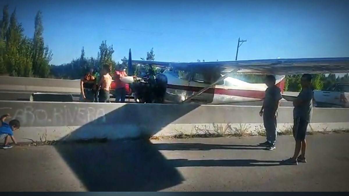 Aterrizaje en Neuquén sobre ruta 22. Fuente: (Twitter)