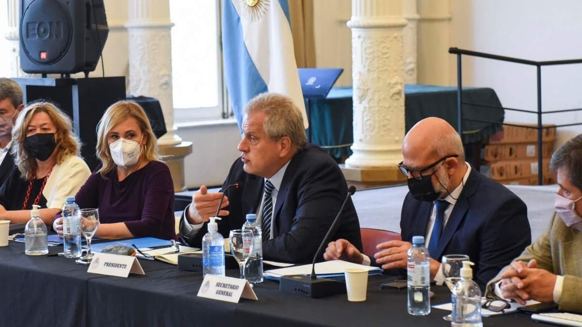 El ministro de Educación, Jaime Perzyck, durante el encuentro donde se estableció el ciclo lectivo del 2022. Fuente: (Twitter)