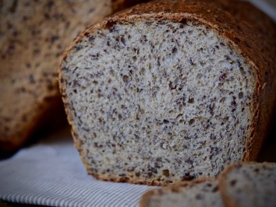 Bajo en carbohidratos y extra proteico: la receta del pan de lino que cobran fortuna en las dietéticas