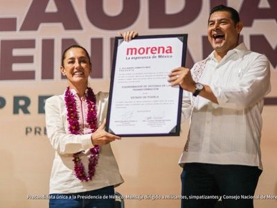 Sheinbaum entrega a Alejandro Armenta su constancia de precandidato a gobernador de Puebla
