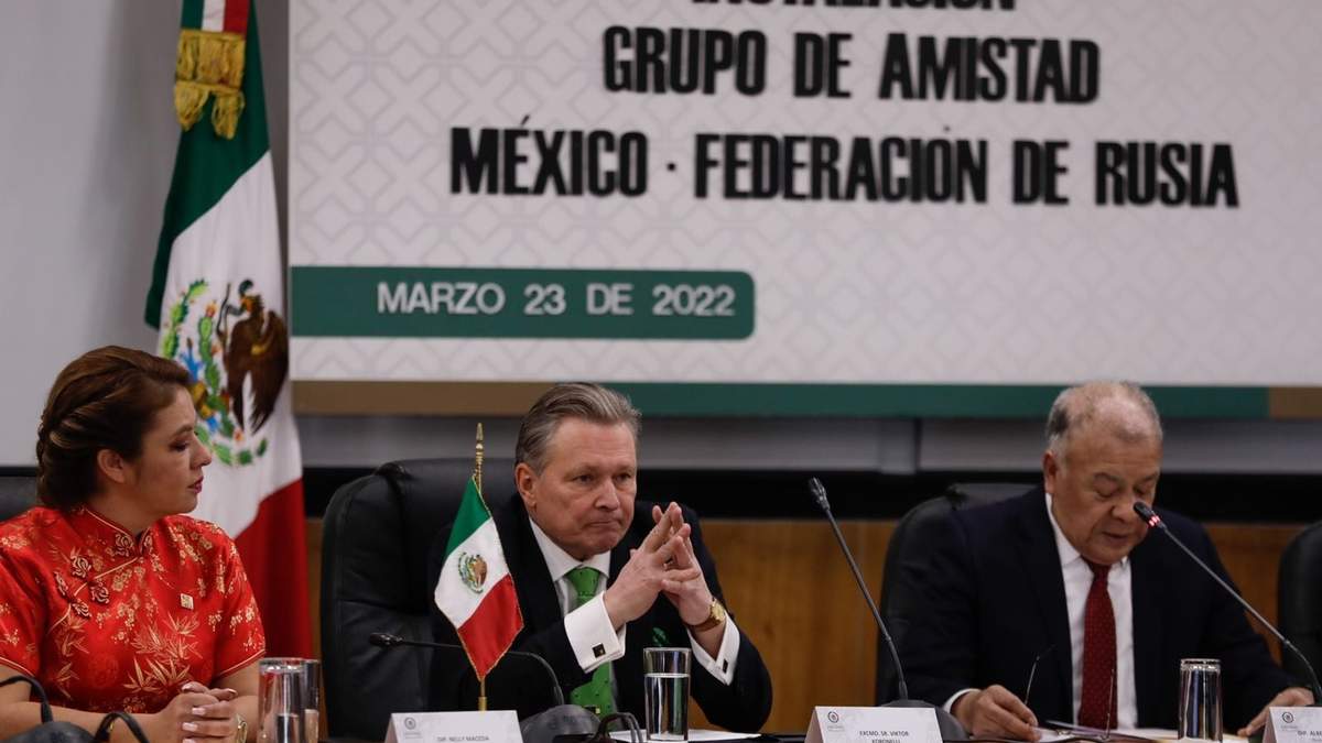 Al centro, el embajador ruso Viktor V. Koronelli