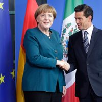 "¿Dónde están los 43?" increpan a Peña en Alemania
