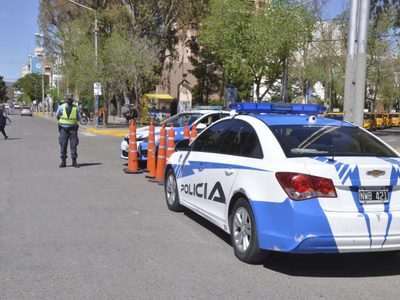 Esquivó con su auto a un ciclista y chocó contra una ferretería de Neuquén