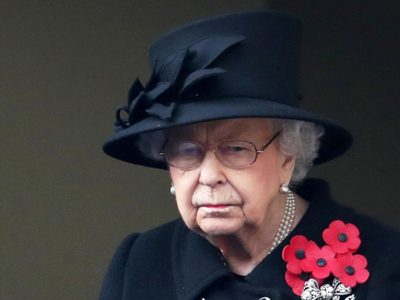 Quién fue la única persona que estuvo con la reina Isabel II en el funeral del príncipe Felipe