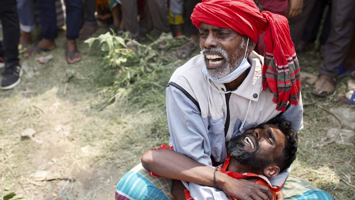 Familiares de los fallecidos en el naufragio de Bangladesh. Fuente: (Twitter)
