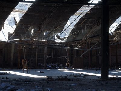A más de un año del incendio, el galpón lindero a la escuela 207 sigue en total abandono