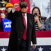 Trump habla de ataques a periodistas y dice que no debería haber dejado la Casa Blanca