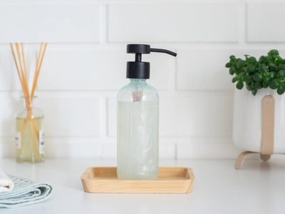 Transformá tu simple dispenser plástico de jabón en este mucho más chic que realza tu baño