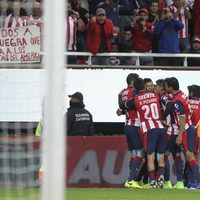 Chivas gana el clásico 1-0 al América, que terminó con 10 jugadores