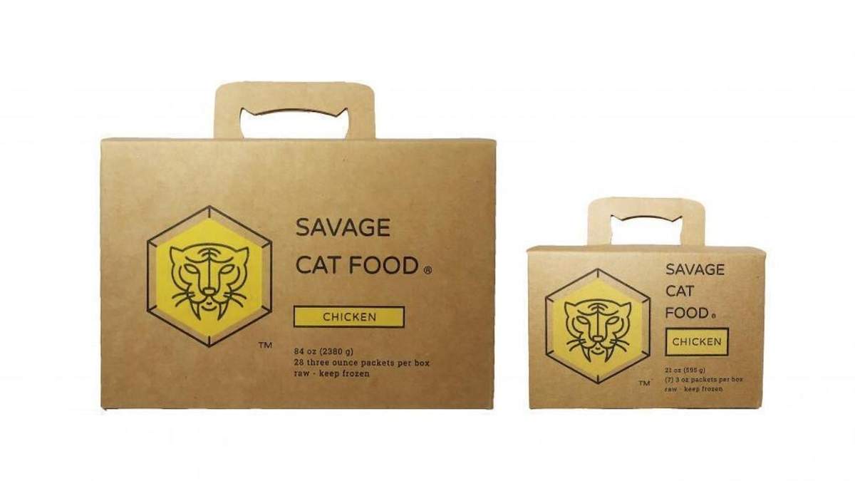 Cajas grandes y pequeñas de pollo de la marca Savage Pet de El Cajón, California