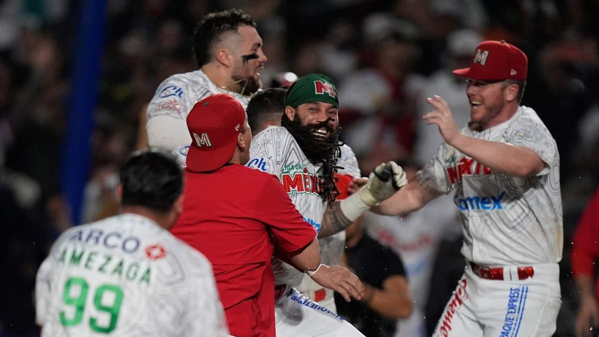 Los peloteros de México Rojo celebran luego de doblegar a México Verde en extra innings
