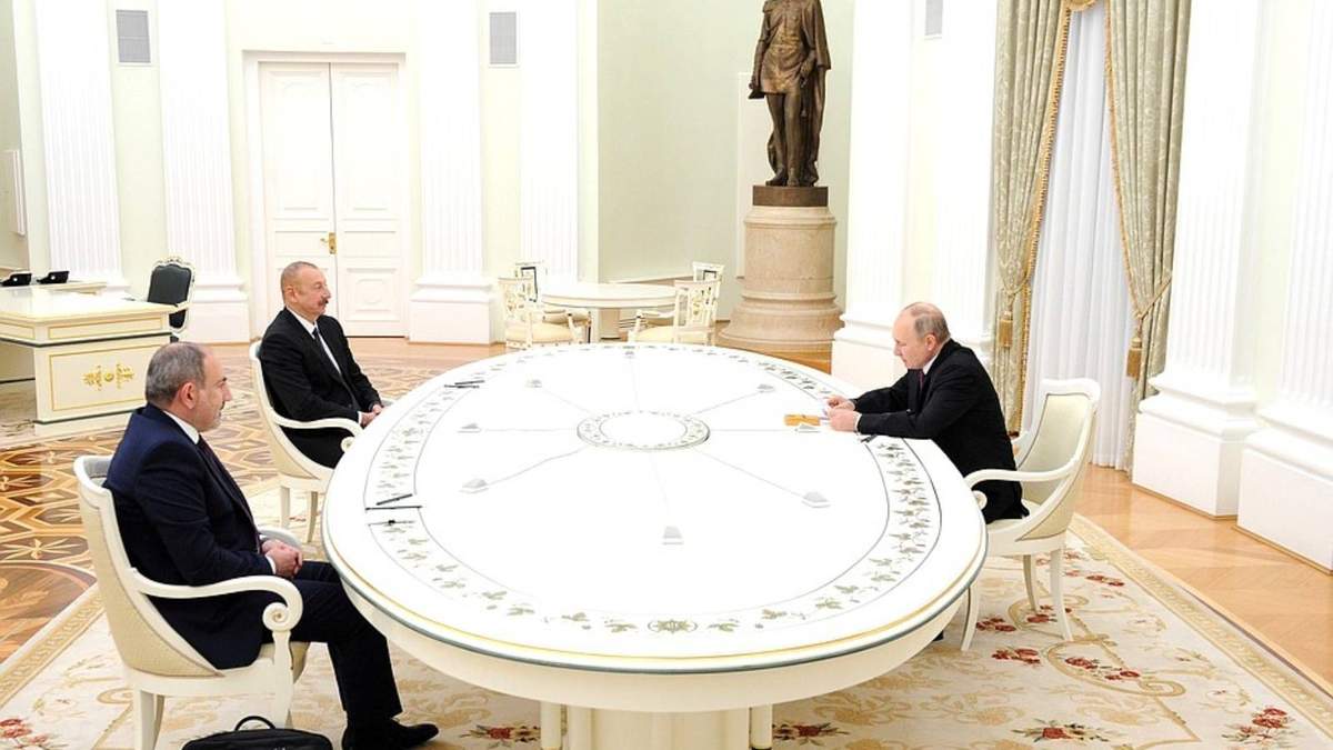 Vladimir Putin,  Aliyev y Nikol Pashinyan