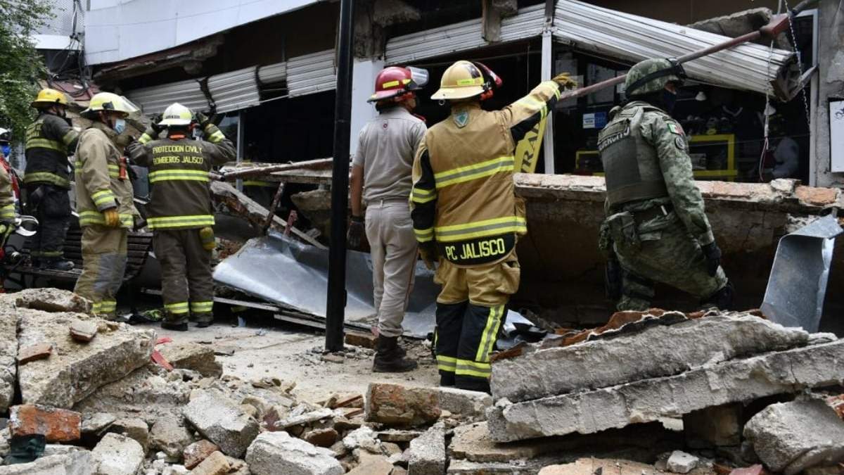 Elementos de Protección Civil, Bomberos y Ejército acudieron al sitio del accidente