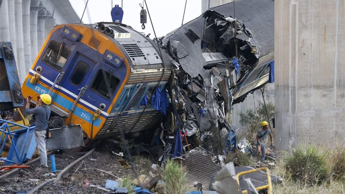 Así quedó el tren después de que le cayera una grúa