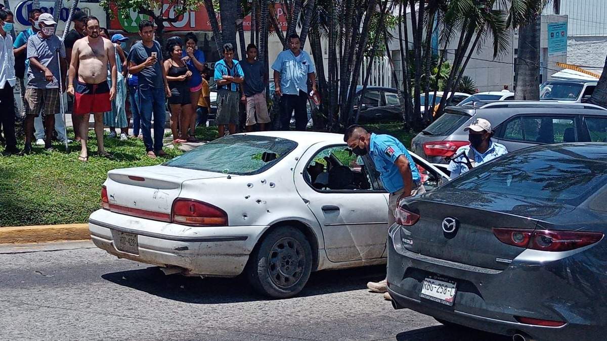 Automóvil baleado en la costera de Acapulco