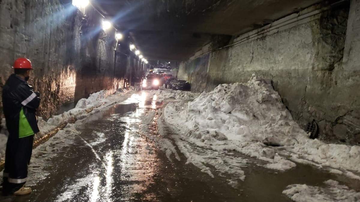 Personal de la entidad realizó labores de retiro de hielo del desnivel de la avenida Mario Colín