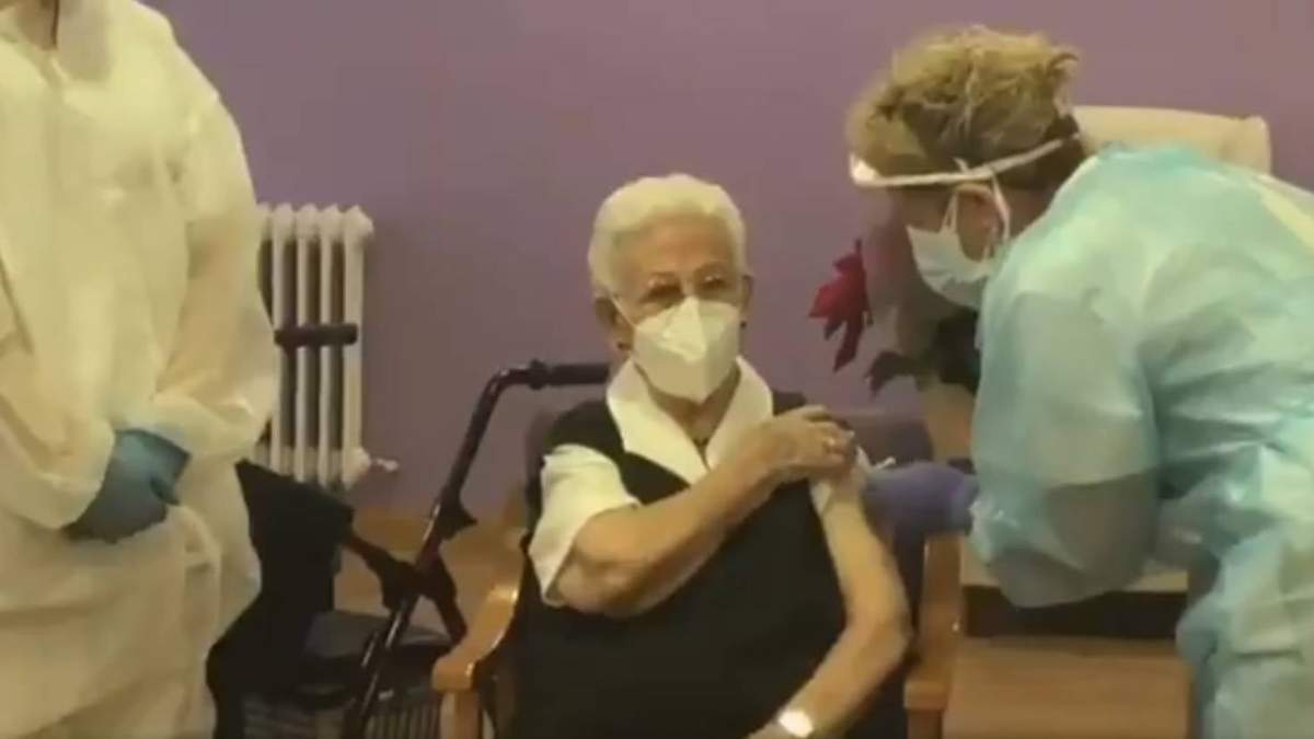 Araceli Hidalgo, de 96 años, la primera en recibir la vacuna en España