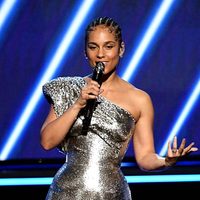 "Estamos con el corazón roto" Alicia Keys rindió tributo a Kobe Bryant en los Grammys 2020