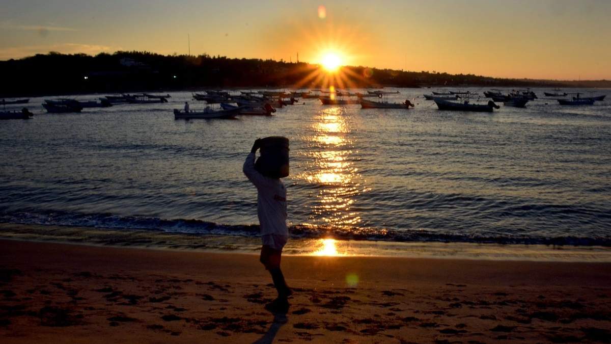 Paseantes en Puerto Escondido, Oaxaca