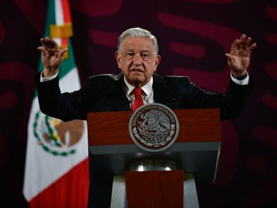 AMLO promete que no habrá "daños mayores" por los apagones; lo califica de "transitorio"