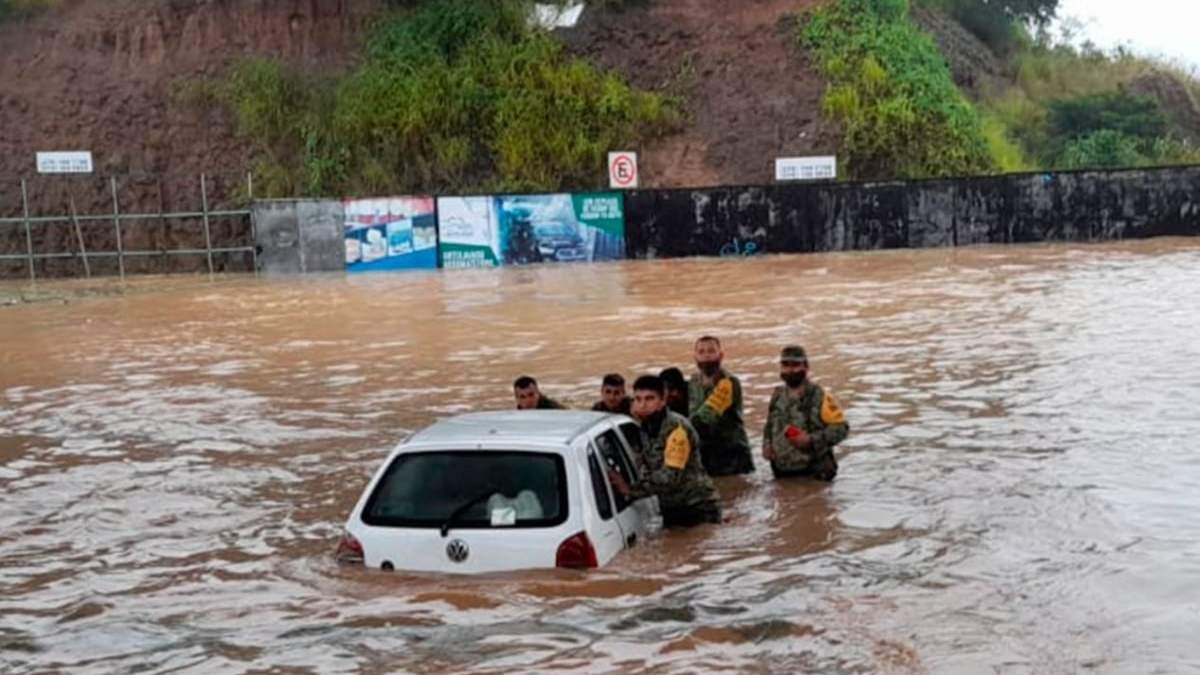 Soldados mexicanos apoyan a pobladores de Veracruz
