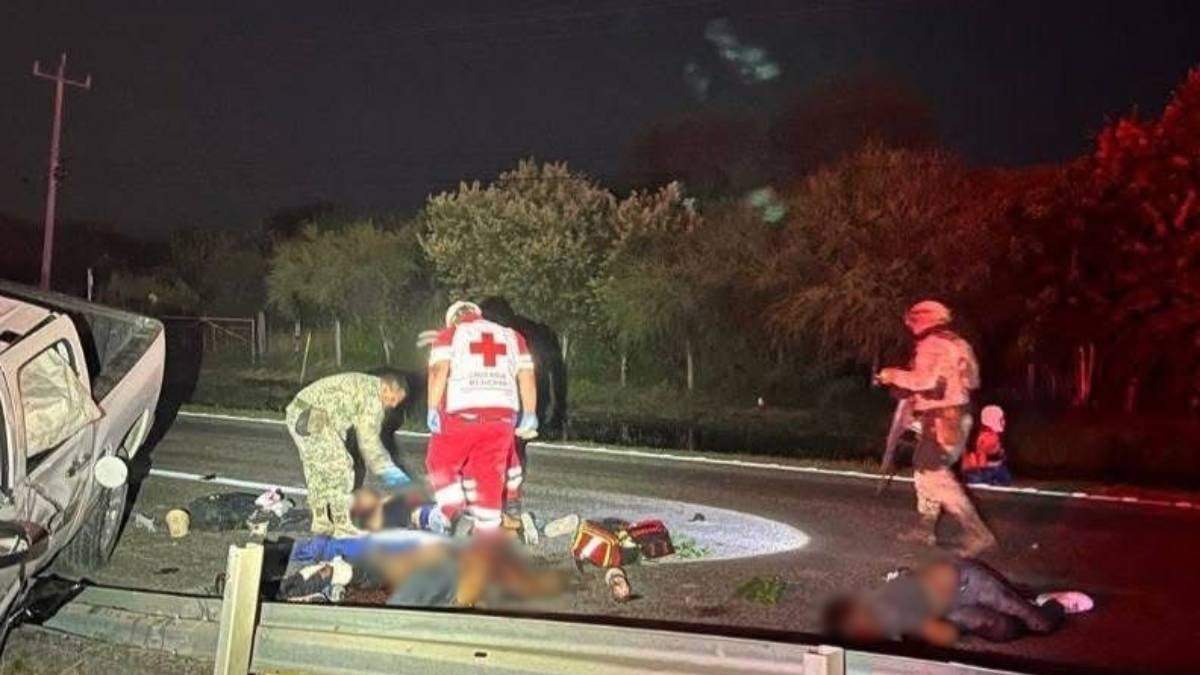Militares y Cruz Roja en el lugar del presunto enfrentamiento entre militares y civiles en la carretera Mante-Tampico