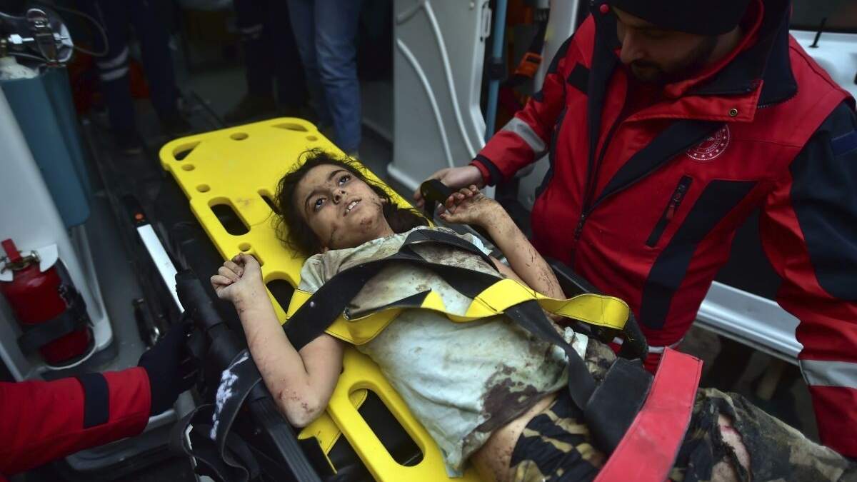 Rescatistas y la madre de Adnan Mohammet Korkut tras rescate en Gaziantep, en el sur de Turquía