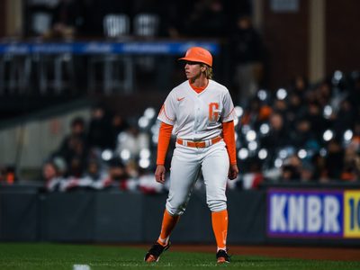 Alyssa Nakken se convierte en la primera mujer coach en un juego de la MLB