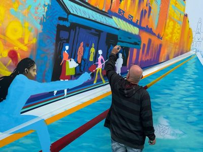 Arte urbano aparece por todo París, añadiendo color olímpico a los principales monumentos