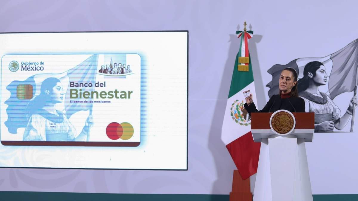 Claudia Sheinbaum muestra el diseño de la tarjeta del Banco del Bienestar