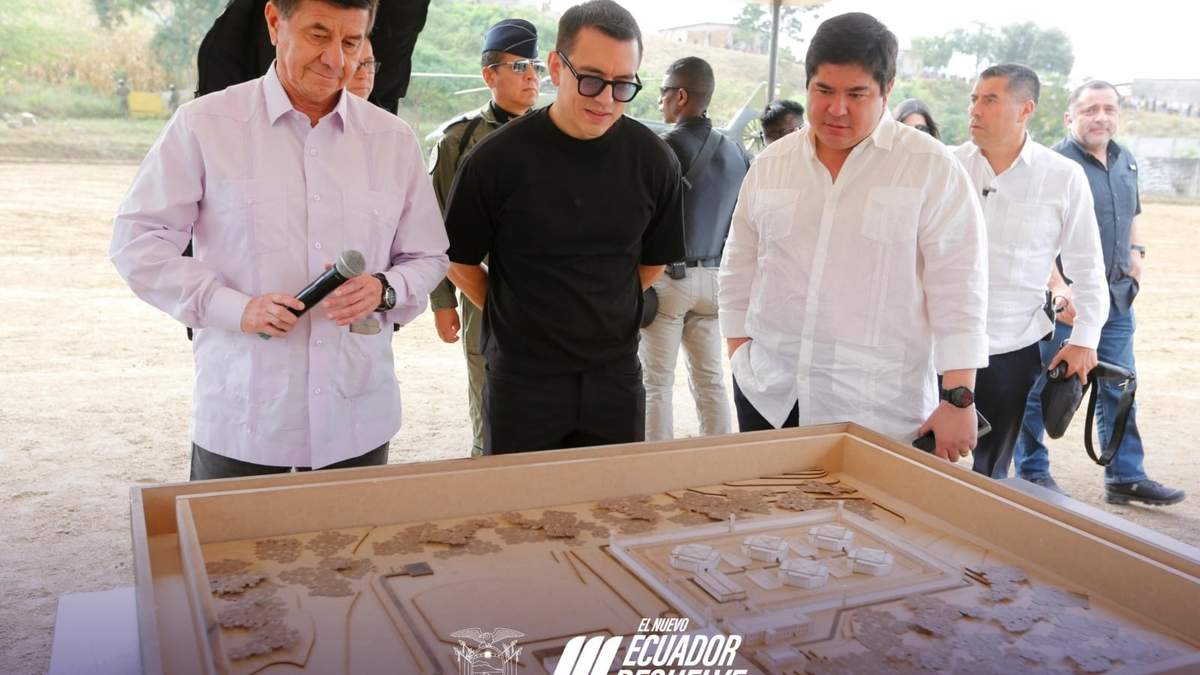 El presidente de Ecuador observa la maquete del proyecto carcelario