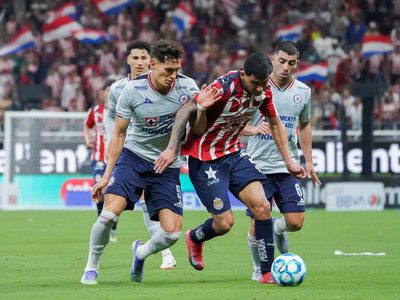 Cruz Azul vence 2-1 a Chivas y mantiene su invicto (Videos)