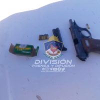 La Policía secuestró el arma de fuego de un joven que socorrió, tras sufrir un autovuelco
