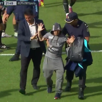 Un hincha de Sarmiento se metió a la cancha y agredió al árbitro Andrés Merlos