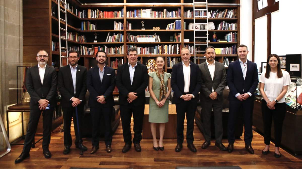 Sheinbaum se reúne con representantes de la FIFA