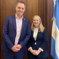 Manuel Adorni llega a Mendoza en medio de críticas de aliados