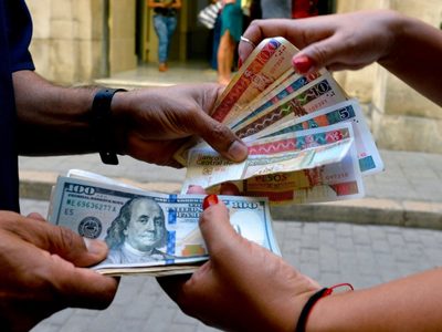 Cuba eliminará el impuesto del 10% al dólar