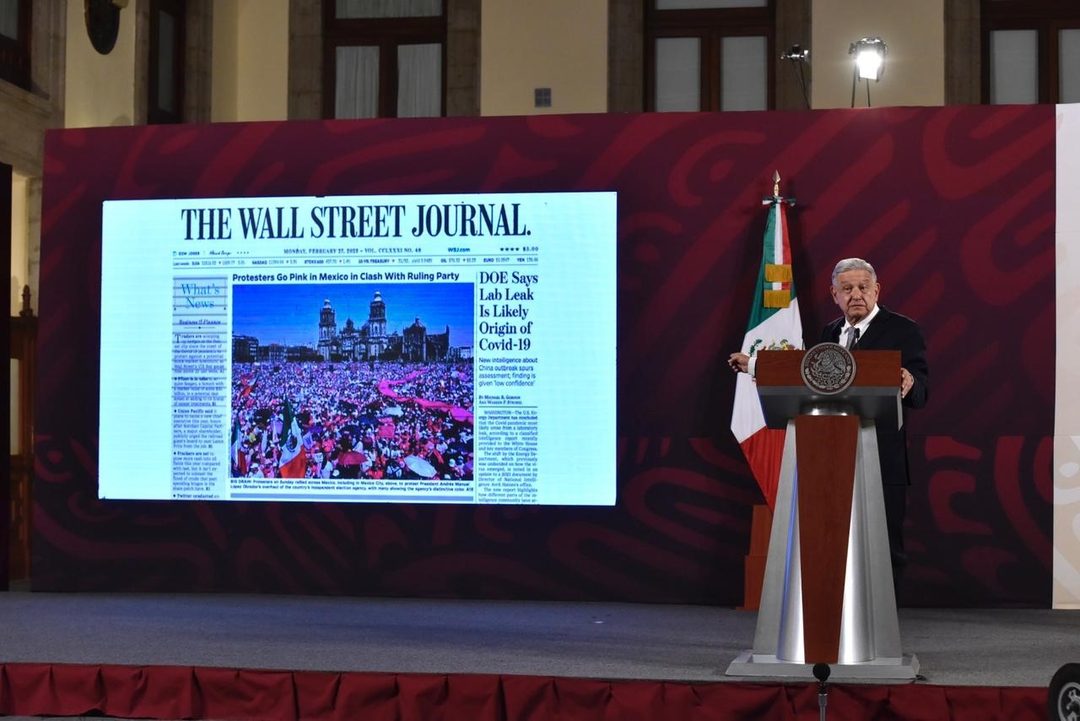 AMLO muestra portada de The Wall Street Journal con nota de la marcha del 26 de febrero. Foto Germán Canseco