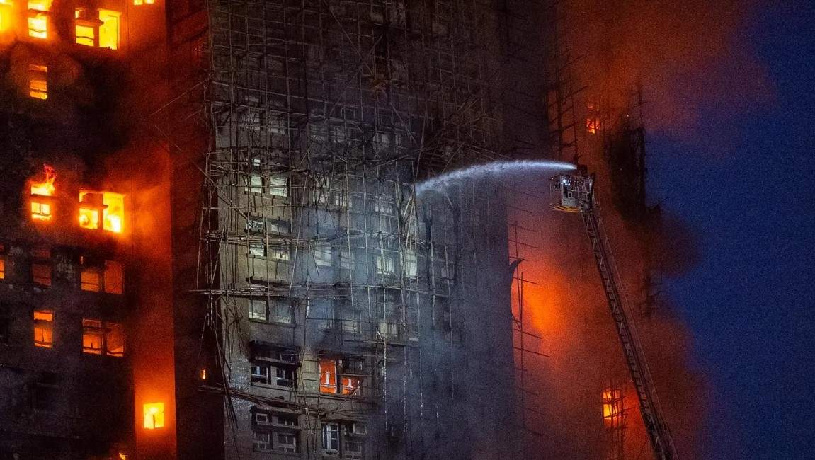 Bomberos trabajan para extinguir un incendio que se desató en Wang Fuk Court, una propiedad residencial en el distrito de Tai Po, en los Nuevos Territorios de Hong Kong