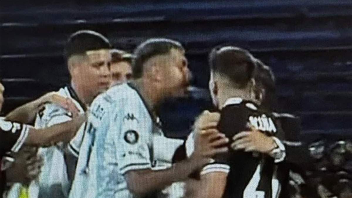 Adrián Balboa escupió a Acuña y se armó la tangana.