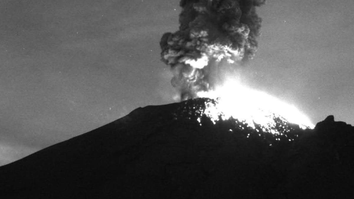 Una explosión en el volcán Popocatépetl ocurrida a las 3:33 de la madrugada de este viernes 17
