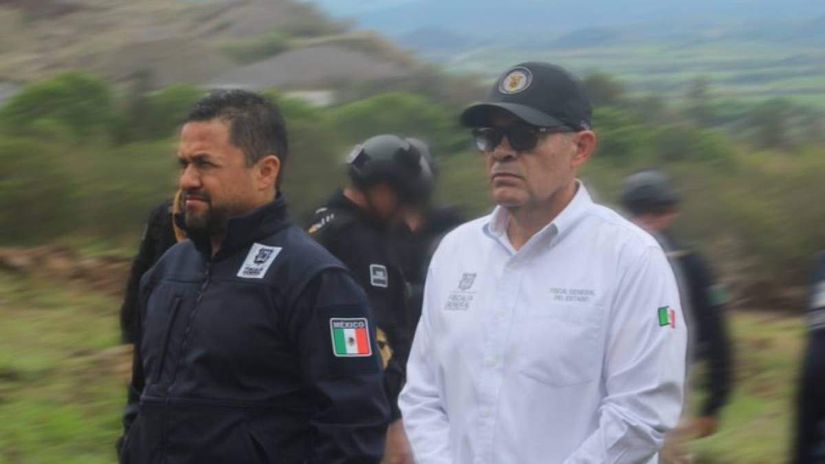 El fiscal de Nayarit (a la derecha) Petronilo Díaz Ponce Medrano