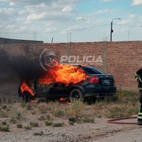 Acusaron a dos hombres que robaron un auto y al rato lo quemaron en Centenario