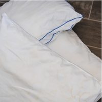 Sin una gota de lavandina: el truco para quitar las manchas amarillas de las fundas de las almohadas en 10 minutos