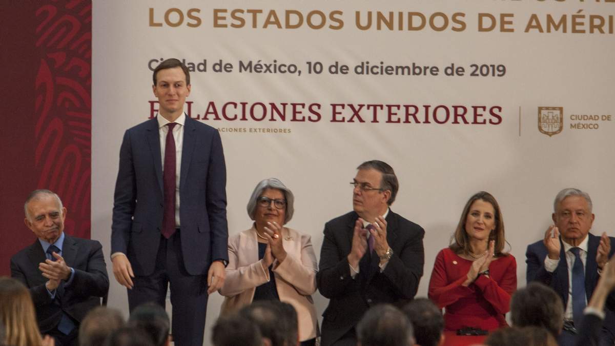 Jared Kushner, de pie, en la firma del protocolo modificatorio del tratado con EU y Canadá, ceremonia a la que asistieron Marcelo Ebrard y el presidente López Obrador en diciembre de 2019