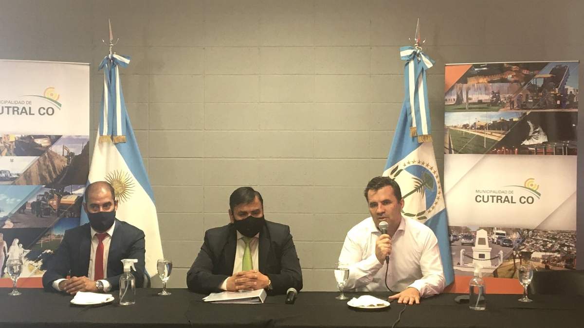 Darío Martínez junto a las autoridades de Cutral Có. Fuente: (Twitter)