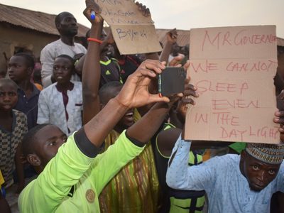 Hombres armados secuestran a más de 100 niños en una escuela de Nigeria