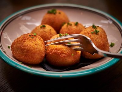 Croquetas de garbanzo y queso: crocantes y deliciosas, la receta saludable y sin harinas que te va a encantar